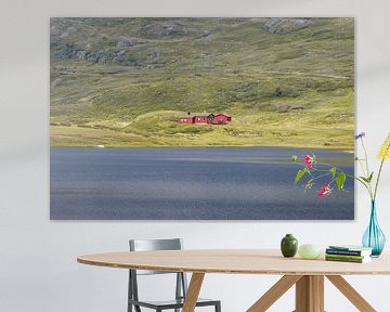 Rote Hütte am Bergsee von Sebastian Stef