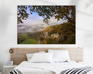 Vue du point de vue de Burgstall au-dessus de Fridingen sur les derniers restes de brouillard dans la vallée du Danube - Parc naturel du Haut-Danube sur BlattArt - Christine Horn