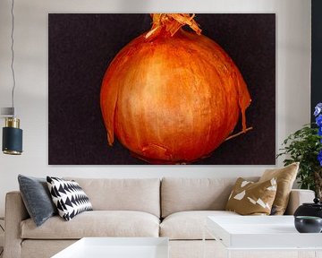 Bulbe d'oignon jaune suspendu sur fond sombre sur de-nue-pic