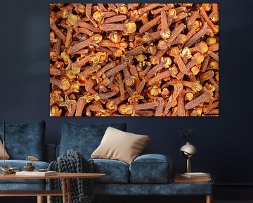 Clous de girofle entiers séchés créant un fond texturé sur de-nue-pic