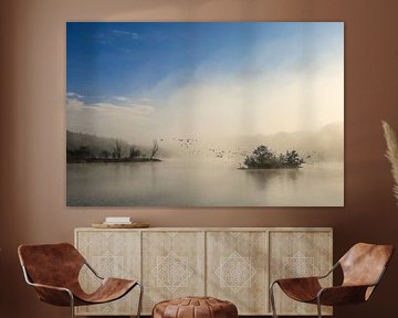 Schwackenreuter Seen im Herbst mit Nebelresten und flüchtenden Gänsen - Mühlingen von BlattArt - Christine Horn