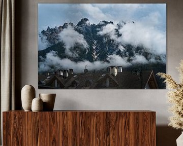 Blick aus der Stadt auf die Dolomiten mit Wolken von Jens Seßler