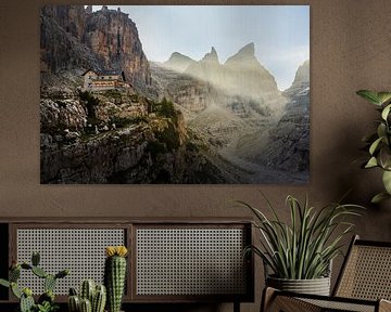 Die Berghütte Tuckett im Morgenlicht in den Dolomiten von Jens Seßler
