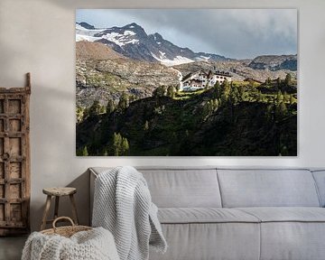 Die Zufallhütte in den Dolomiten mit Schnee bedeckten Bergen von Jens Seßler