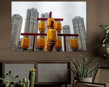 Moderne Hochhäuser und klassische Laternen in Chengdu, China