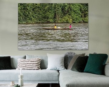 Zwei Frauen und ein Kind in einem Kanu in Surinam