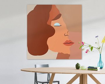 Frau hinter der Mauer