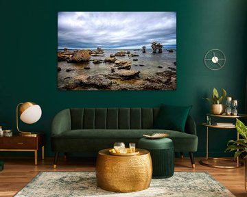 Raukar sur Fåro au coucher du soleil sur Hanneke Luit