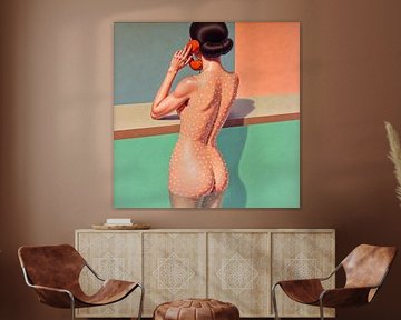 Retro-Frau mit orangefarbenem Telefon