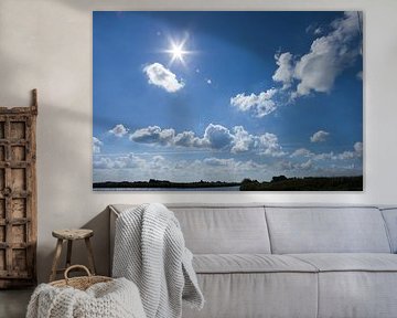 Ciel d'été avec cumulus et soleil