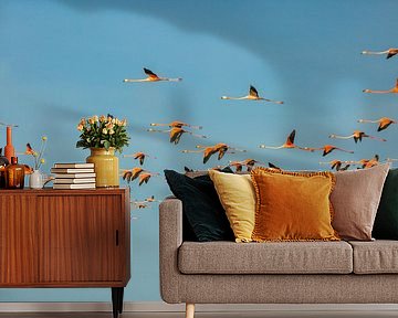 Grote groep flamingo's in de lucht in Suriname