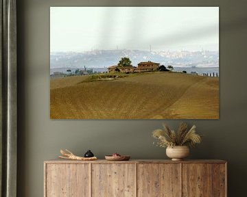 Toscaanse boerderij met de stad Siena op de achtergrond von Studio Mirabelle