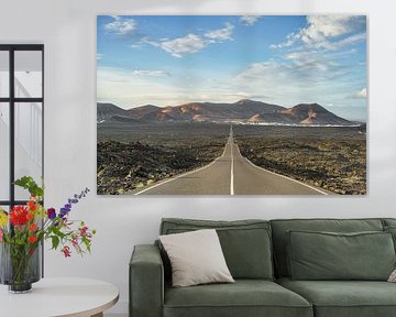 Weg door de lavavelden op Lanzarote van Michael Valjak