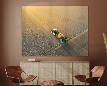 Sprühgerät für landwirtschaftliche Nutzpflanzen auf einem Feld von oben gesehen