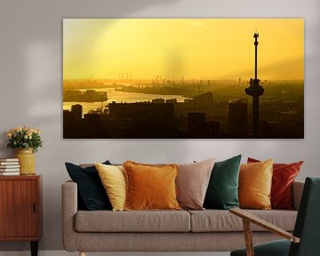 Euromast in Rotterdam bei Sonnenuntergang über der Neuen Maas