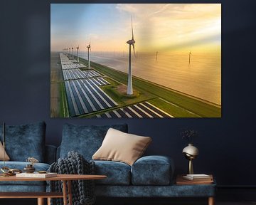 Éoliennes et panneaux solaires au bord d'un lac