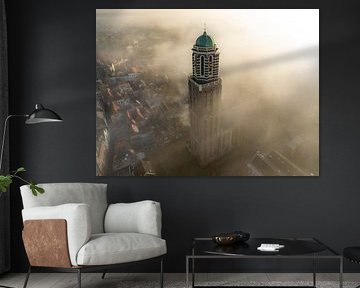 Peperbus-Kirchturm in Zwolle über dem Nebel von Sjoerd van der Wal Fotografie