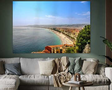 Vue sur Nice, le long de la côte méditerranéenne, lors d'une journée d'été.