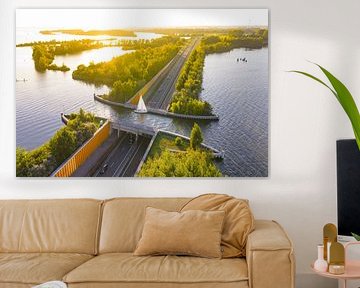 Aqueduc Veluwemeer dans le lac Veluwe avec un bateau naviguant dans l'aqueduc.