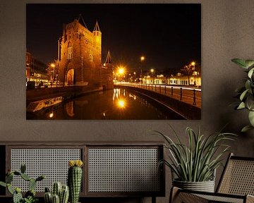 Amsterdamse poort in Haarlem wordt verlicht tijdens de avond van Bram Lubbers
