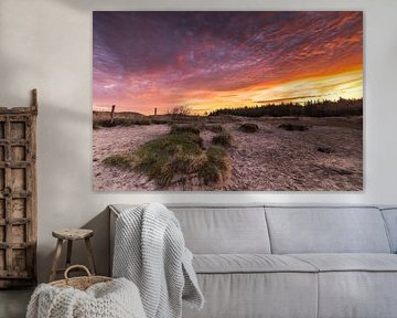 Les dunes de Petten sous un ciel de nuages rouge vif sur Bram Lubbers