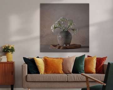 Stilleben, Weiße Allium in antikem Ingwerglas von Oda Slofstra