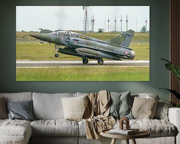 Atterrissage du Mirage 2000D français.