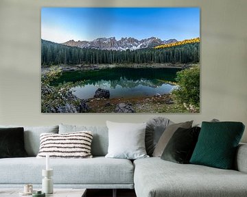 Panorama du lac Karersee dans les Dolomites dans la lumière du petit matin