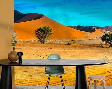 Langs de rode duinen van in de Sossusvlei,  Namibië van Rietje Bulthuis