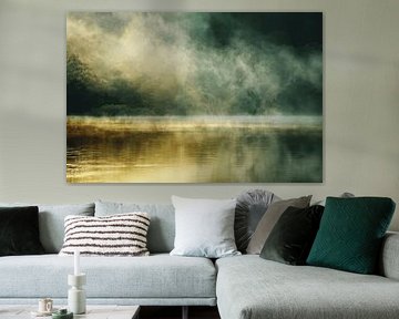 Nebliger See mit goldenen Reflektionen in grüner Landschaft von BowiScapes – Landschaftskunst