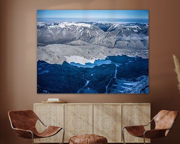 Alpenlandschaft und Eibsee von oben gesehen