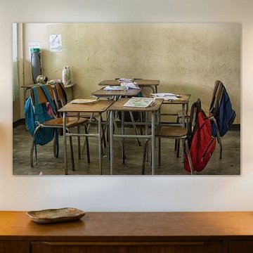 Leeres Klassenzimmer in Surinam während der Pause