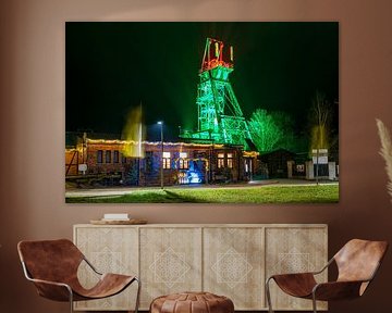 Uitzicht op de slingertoren van de mijn Wettelrode bij Sangerhausen bij nacht