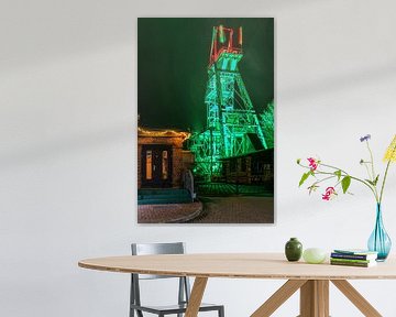 Uitzicht op de slingertoren van de mijn Wettelrode bij Sangerhausen bij nacht