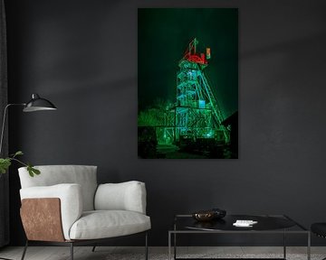 Uitzicht op de slingertoren van de mijn Wettelrode bij Sangerhausen bij nacht