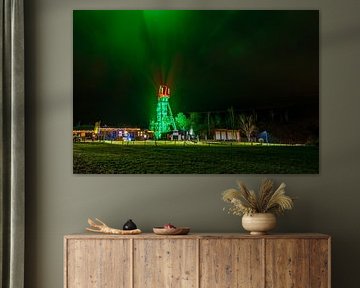 Uitzicht op de slingertoren van de mijn Wettelrode bij Sangerhausen bij nacht