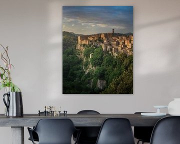Sorano Dorf auf Tuffstein bei Sonnenuntergang. Toskana, Italien von Stefano Orazzini