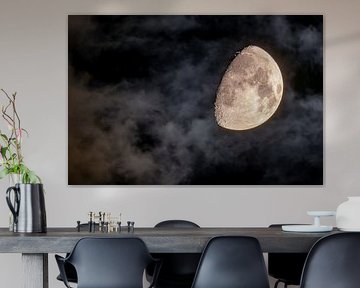 Der zunehmende Mond scheint durch die Wolken von Peter Bregman