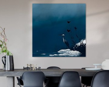 Le héron dans le silence bleu de l'hiver | Là où le froid et la solitude se tiennent chuchotés sur Karina Brouwer