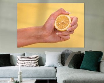 Zitrone, gelber Hintergrund - links