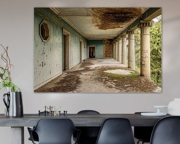 In verval geraakt balkon van een ooit prachtig gebouw - Georgië