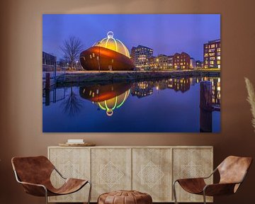 De Dot Groningen in het blauwe uur – iconische kerstbal met reflectie