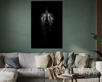 Imposanter Elefant in dunklen Tönen von Bob Daalder