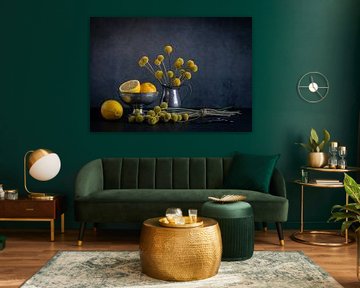 Stilleben, Szene mit Zinnvase, Schale und Zitronen von Oda Slofstra