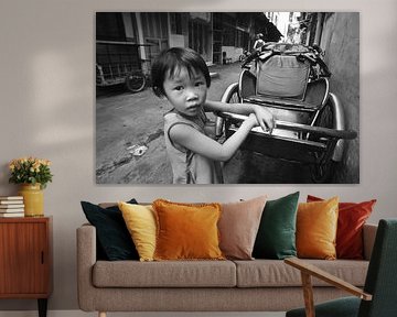 Vietnamesisches Mädchen am parkenden Cyclo in Saigon - analog