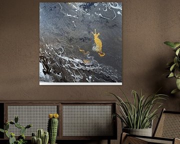 A golden trail in the dark