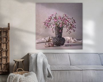 Still life, Petit Fleur vase with soapwort (Saponaria) and garlic by Oda Slofstra