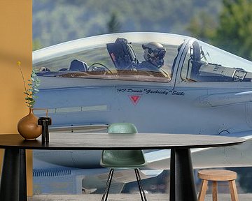 Piloot in cockpit in Duitse Eurofighter Typhoon.