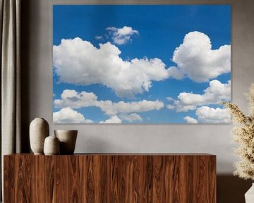 Blauwe lucht met witte wolken van Ben Schonewille