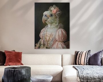 Portrait élégant d'un oiseau en robe rose avec des fleurs